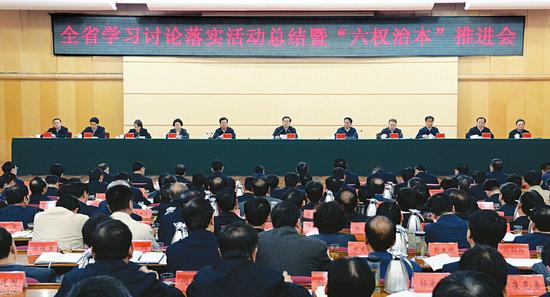 圖為全省學習討論落實活動總結暨“六權治本”推進會會場。李聯(lián)軍 攝