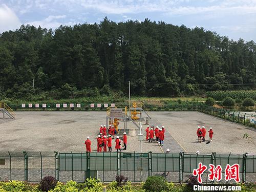 6月30日，記者探訪了中石化江漢油田涪陵頁巖氣井平臺(tái)。湯琪 攝