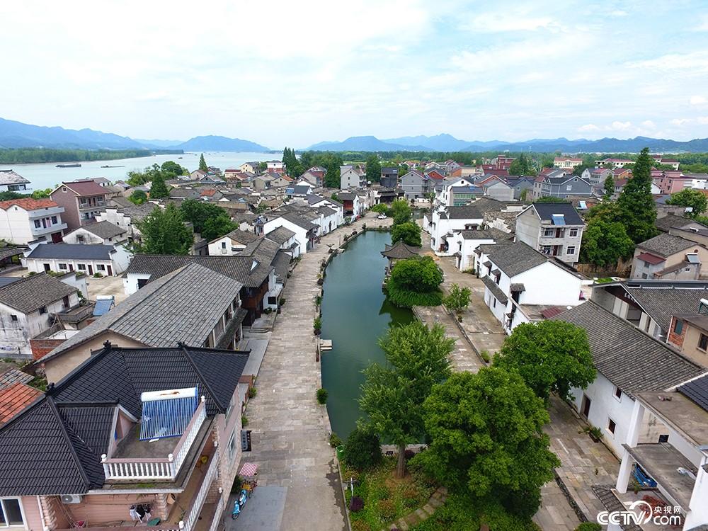 浙江特色小鎮(zhèn)遍地開花，圖為富春江畔。（浙江省網(wǎng)信辦提供）