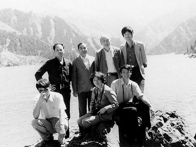 1988年夏季，作者（后排右一）和施雅風(fēng)先生（后排右二）在新疆天池。
