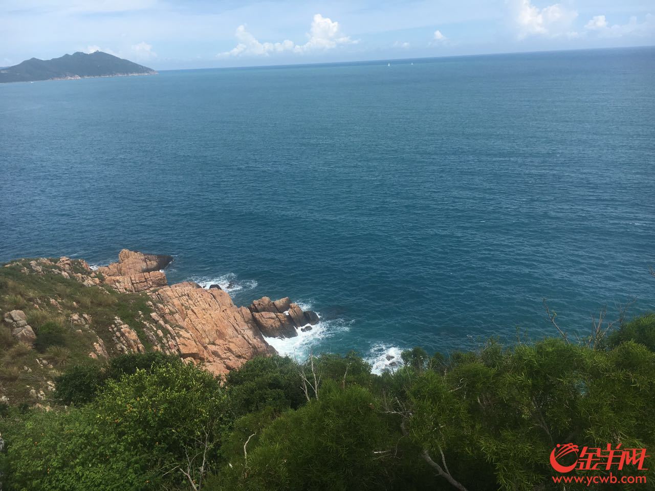 第五張：東瑁洲島坐落于美麗的旅游城市三亞的近海海域。區(qū)健妍攝