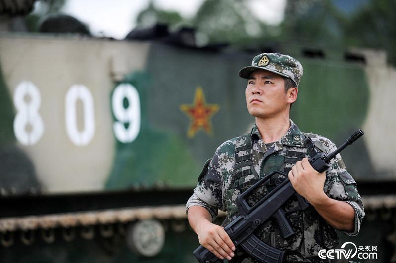 8年勤學(xué)苦練，王銳成為全軍最年輕的“雙特”兩棲裝甲尖兵。（彭希 攝）