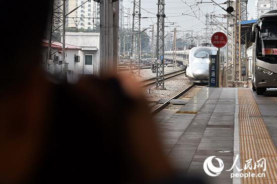 10月15日，首個(gè)乘火車(chē)參加中國(guó)共產(chǎn)黨第十九次全國(guó)代表大會(huì)的代表團(tuán)——山西省代表團(tuán)抵達(dá)北京西站。（人民網(wǎng)記者 翁奇羽 攝）