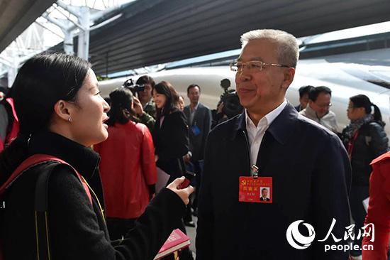 黨的十九大代表、山西省呂梁市委書記李正印接受人民網(wǎng)記者采訪。（人民網(wǎng)記者 翁奇羽 攝）