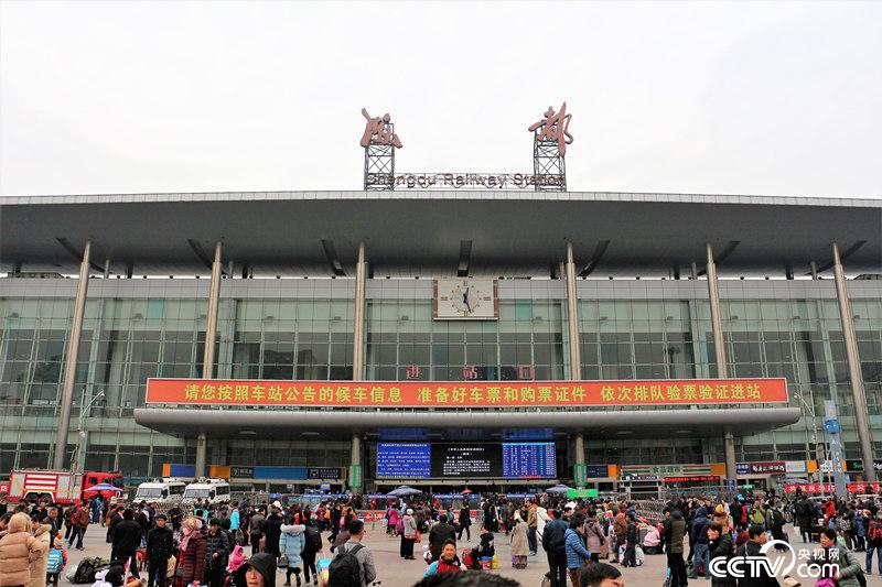 春運首日，成都東站外廣場人潮涌動，但并未出現(xiàn)大面積排隊現(xiàn)象。（何川/攝）