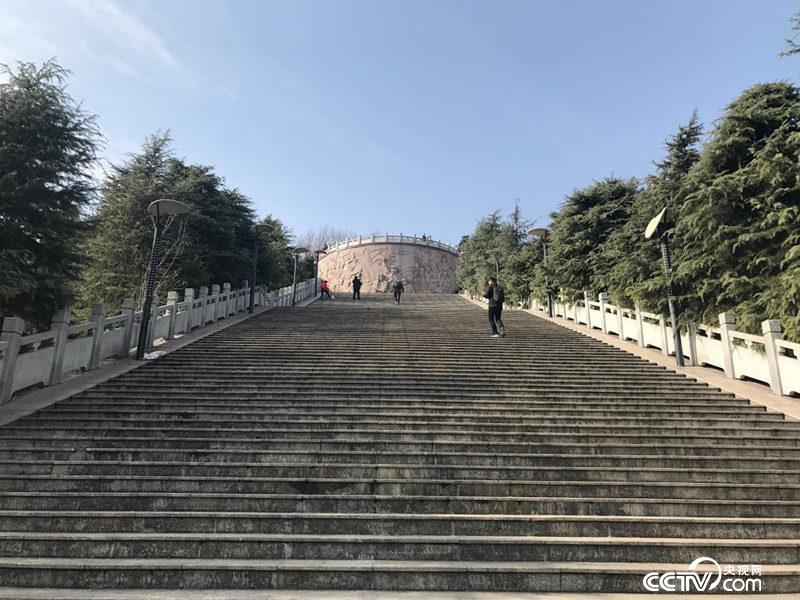 位于老城區(qū)核心位置的金寨縣革命烈士陵園。（孔華/攝）
