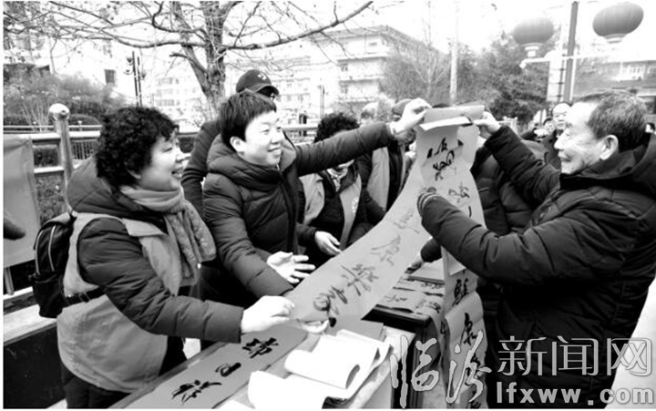 臨汾市老齡志愿者公益協(xié)會(huì)開展“迎新春義務(wù)寫春聯(lián)送福進(jìn)萬(wàn)家”活動(dòng)