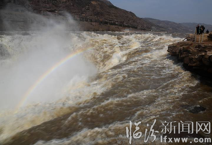 吉縣:黃河壺口瀑布水量增大