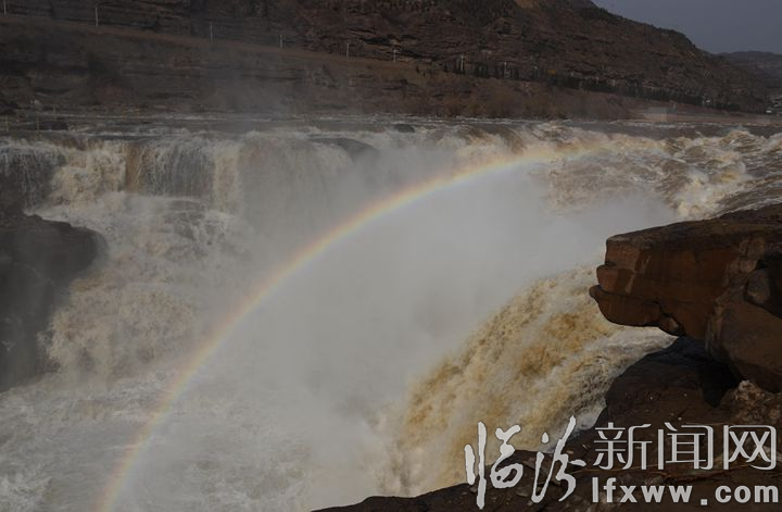 吉縣:黃河壺口瀑布水量增大