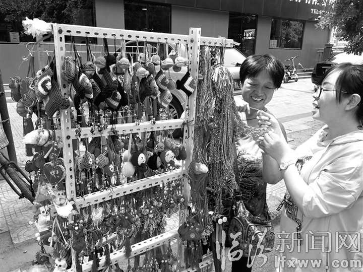 臨汾:端午民俗商品俏銷 色彩斑斕受青睞