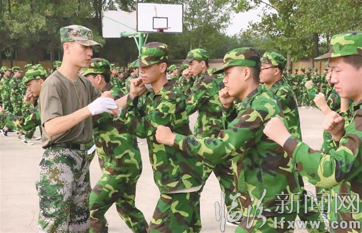 山西信息職業(yè)技術(shù)學(xué)院:軍訓(xùn)生活展軍威 颯爽英姿致青春