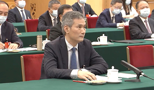 全國人大代表，湖北省十堰市太和醫(yī)院黨委書記、院長羅杰向總書記做匯報(bào)。