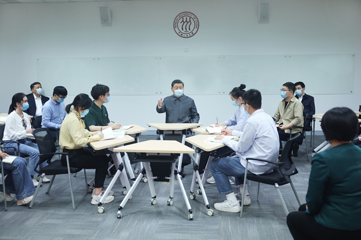 2022年4月25日，習(xí)近平總書記來到中國人民大學(xué)考察調(diào)研。這是總書記在立德樓觀摩思政課智慧教室現(xiàn)場教學(xué)并參與討論。