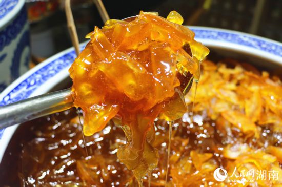 以柚子為原料做的蜂蜜柚子膏。 人民網(wǎng)記者 劉賓攝
