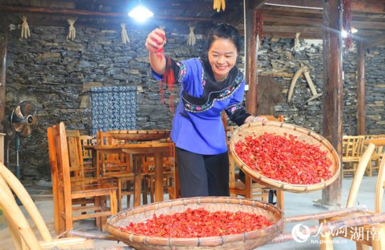 村民李霞返鄉(xiāng)從事餐飲業(yè)。 人民網(wǎng)記者 劉賓攝