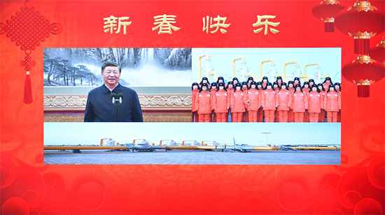 2023年1月18日，中共中央總書記、國家主席、中央軍委主席習近平在北京通過視頻連線看望慰問基層干部群眾，向全國各族人民致以新春的美好祝福。這是習近平通過視頻連線，同塔里木油田公司輪南油氣儲運中心西氣東輸?shù)谝徽究死瘹鈪^(qū)員工親切交流。 新華社記者 李濤攝
