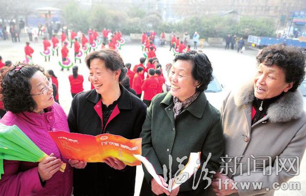 四位“平陽花”藝術(shù)團創(chuàng)辦人又在商量演出的事。