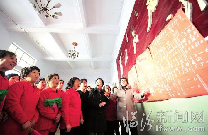 隊員們學(xué)唱“平陽花”團歌。