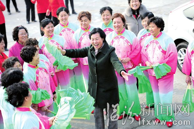 郭艷香在臨紡社區(qū)組織隊員排練節(jié)目。