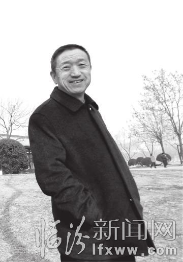 薛效東，1944年生于孝義，齋號永安居，自由畫者。自幼耽情繪事，勤學(xué)不輟，近年受趙亭人先生指導(dǎo)，專攻傳統(tǒng)水墨山水畫。