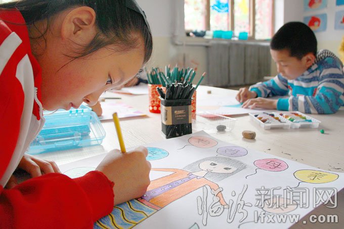 5月10日，洪洞縣的幾名小學(xué)生用畫筆描繪出他們心目中“媽媽”的形象。王培基 攝