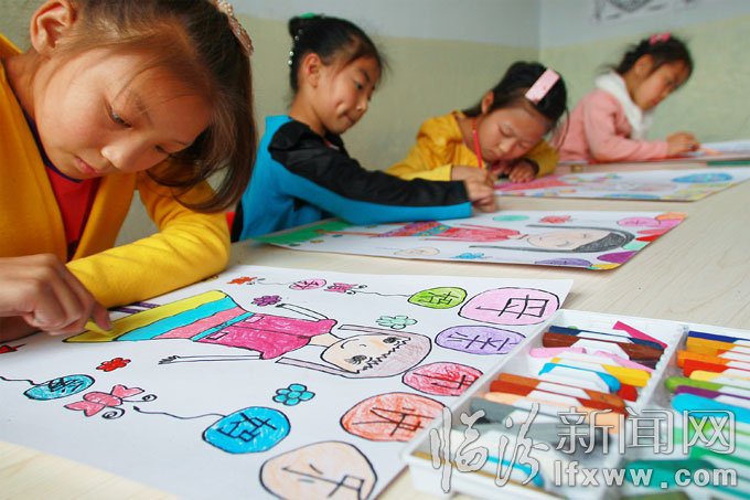 5月10日，洪洞縣的幾名小學(xué)生用畫筆描繪出他們心目中“媽媽”的形象。王培基 攝