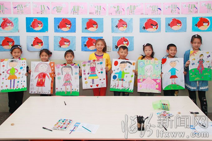 5月10日，洪洞縣的幾名小學(xué)生在展示他們的畫作。王培基 攝