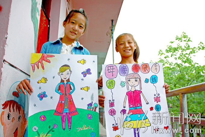 5月10日，洪洞縣的幾名小學(xué)生在展示他們的畫作。王培基 攝