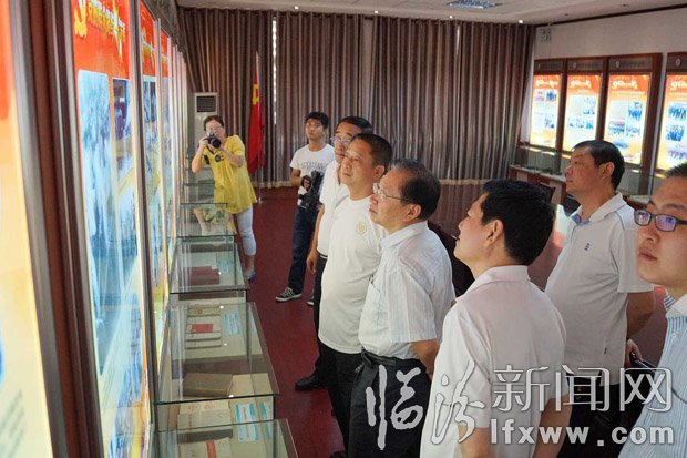 圖為梁志祥組長（右三）在市委書記陳綱（右四）、市長崔山原（右二）、市委常委、組織部長周文偉陪同下觀看展覽。