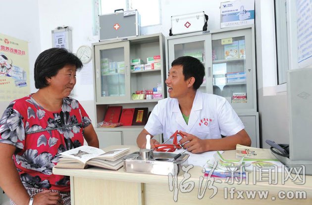 對(duì)來(lái)就診的村民，他總是熱情接待