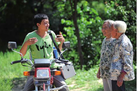 行醫(yī)路上，總有些村民上前咨詢他