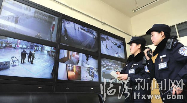 張靖蘭和呂聰聰在大屏幕前查看車站動態(tài)