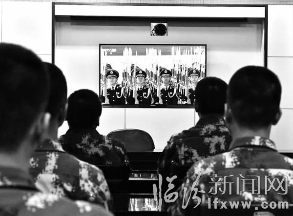 臨汾武警支隊(duì)一大隊(duì)二中隊(duì)組織武警官兵們觀看閱兵式
