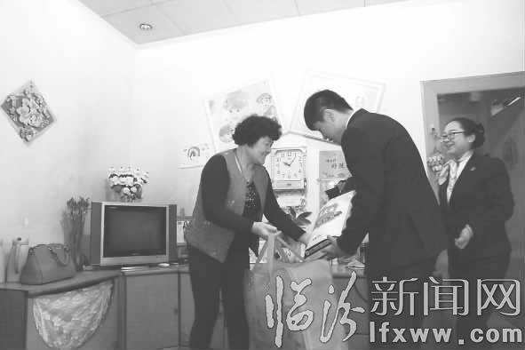 交通銀行臨汾分行營(yíng)業(yè)部工作人員寒冬送溫暖