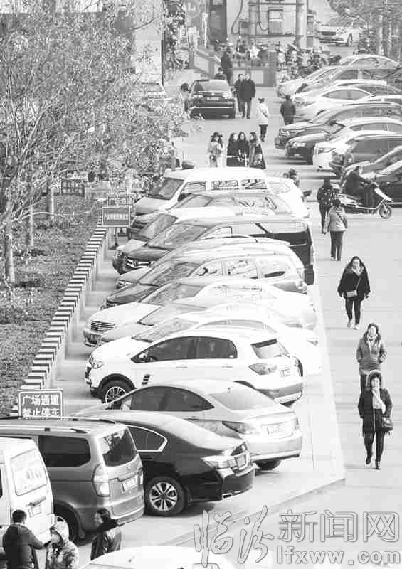 臨汾怪象:瞧!這車停的多水平