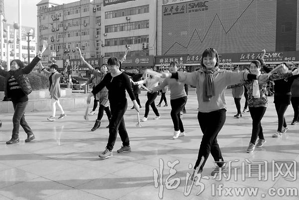 曲沃縣樂(lè)昌鎮(zhèn)文藝隊(duì)“備戰(zhàn)”元宵節(jié)農(nóng)民廣場(chǎng)舞大賽