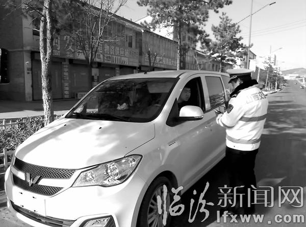安澤交警放棄節(jié)假日 上路執(zhí)勤保安全