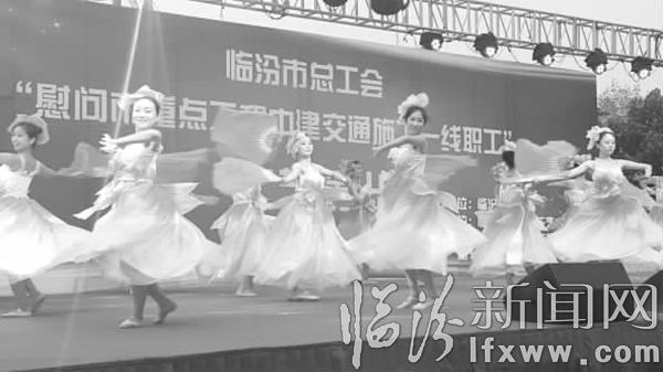 臨汾市總工會(huì)慰問(wèn)工地的建設(shè)者