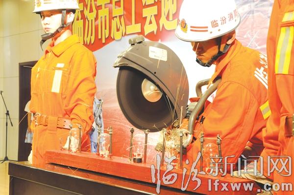 臨汾消防官兵“耍酷斗武”慶祝八一