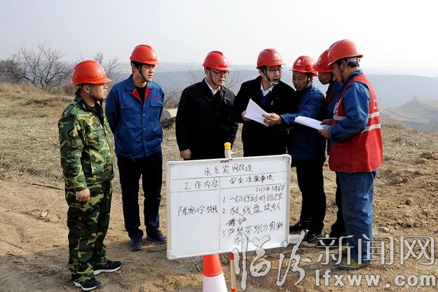 負(fù)責(zé)人在永樂(lè)鄉(xiāng)陳家?guī)X網(wǎng)改工地進(jìn)行安全督導(dǎo).jpg