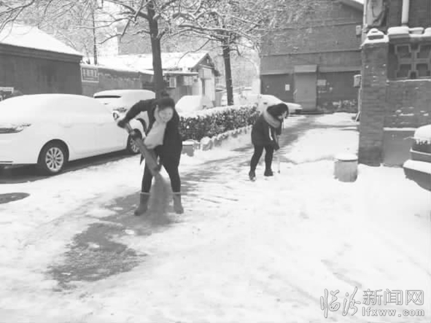 堯都車站社區(qū):你我齊上陣 清除積雪忙